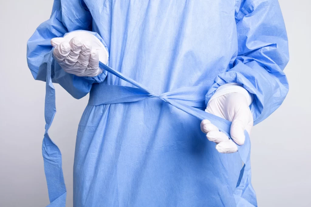 Produktfotografie mit Model SSMMS PE-Laminierter Kittel Detailaufnahme