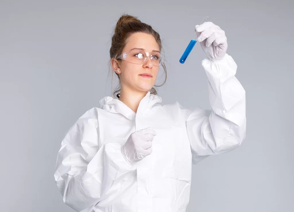 Produktfotografie mit Model Schutzanzug Typ-5-6