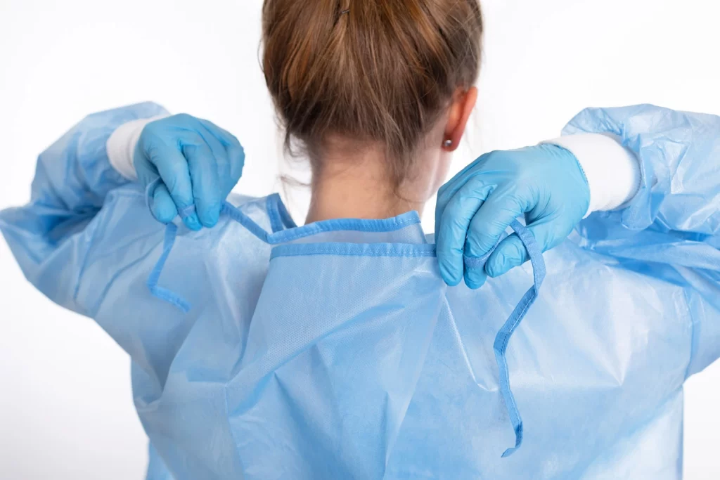 Produktfotografie mit Model Untersuchungskittel PP PE Kittel Detailaufnahme