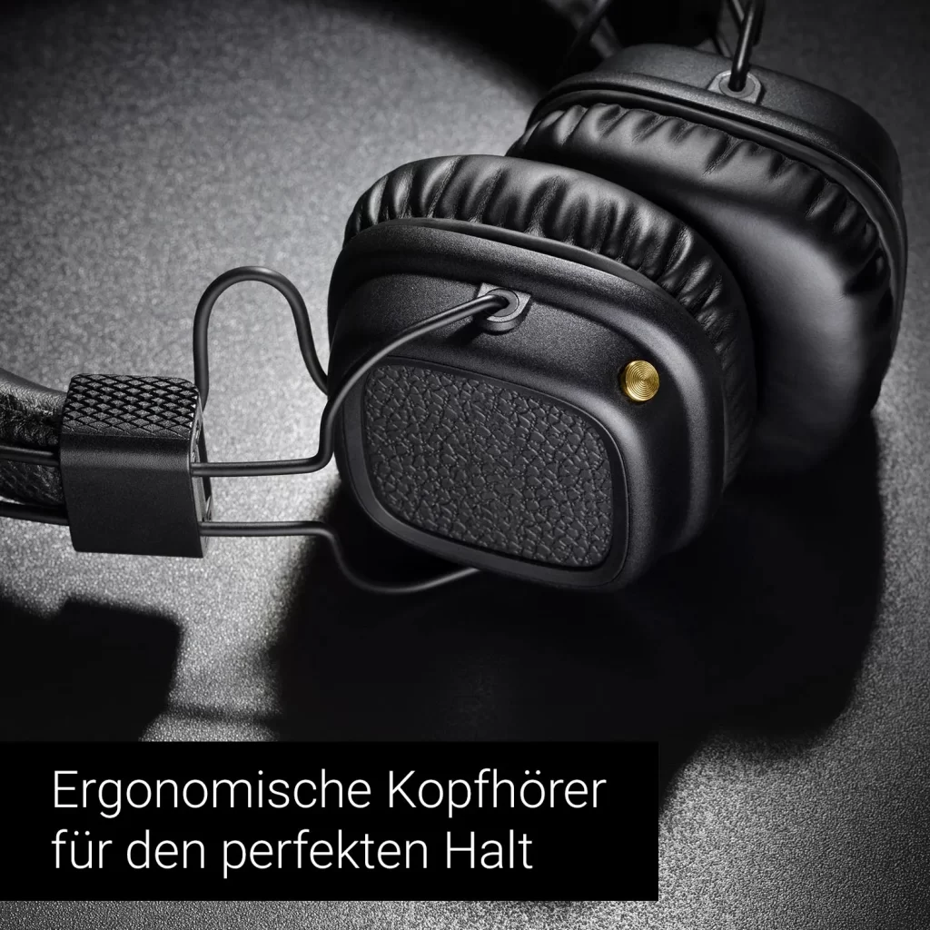 Detailaufnahme eines Kopfhörers mit Infotext