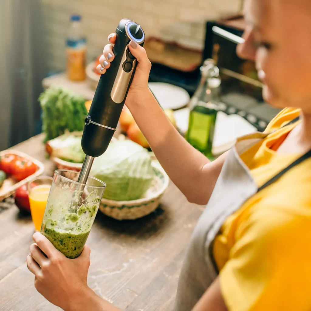 Produktfoto mit Model in der Küche