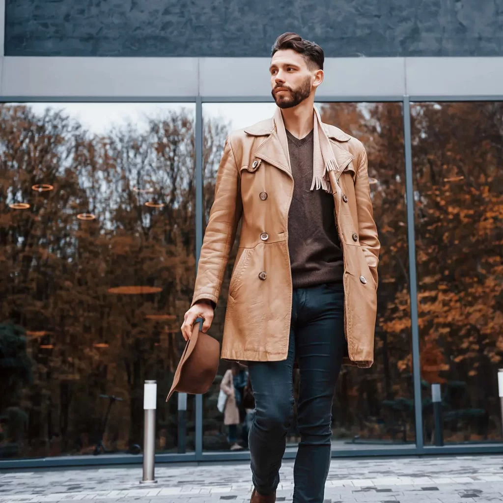 Männliches Model beim Produktshooting im Freien