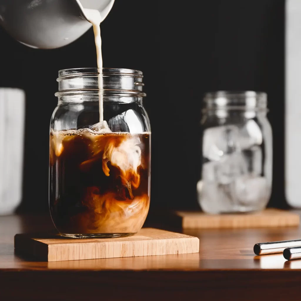Produktfoto eines Glases mit Ambiente und Inhalt