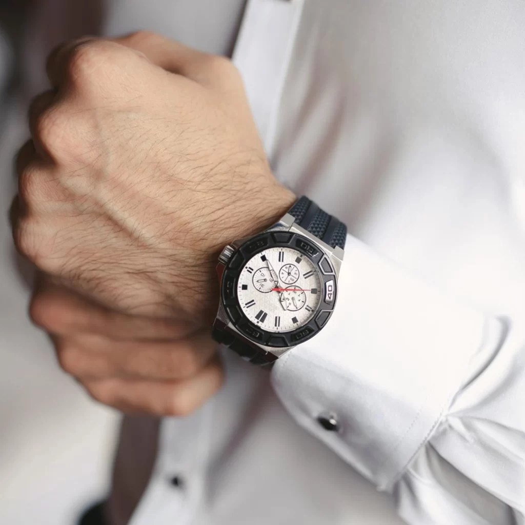 Produktfoto einer Armbanduhr am Model