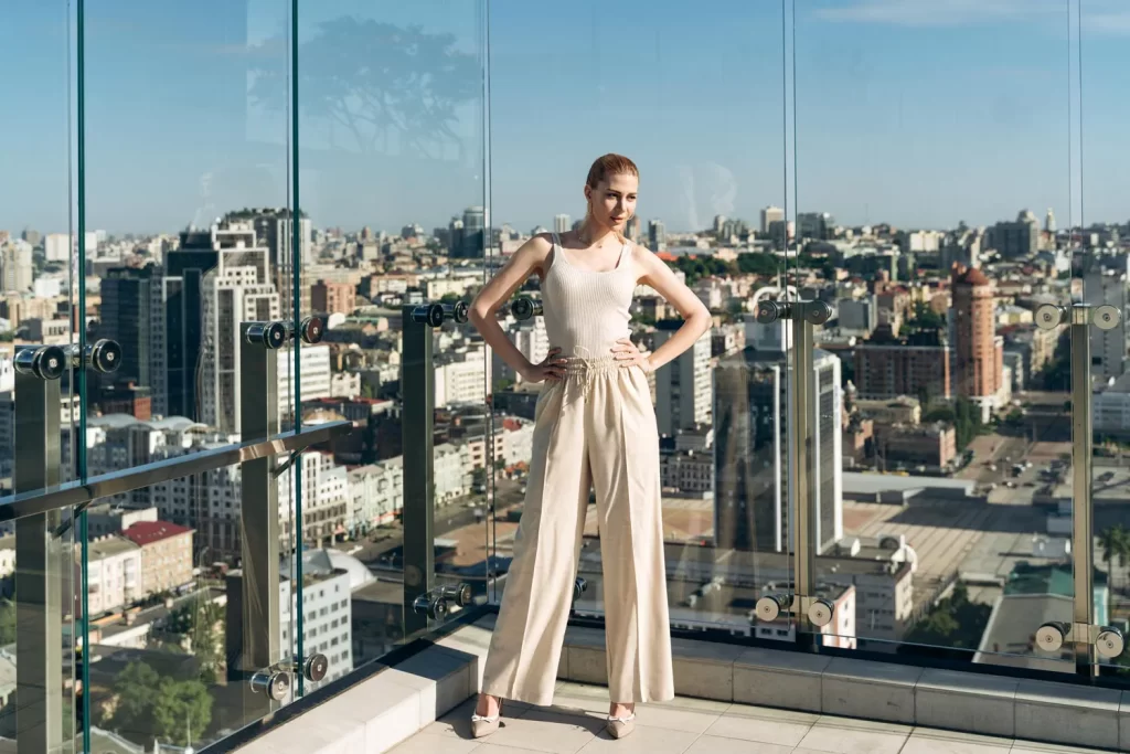 Weibliches Model in einem Modeshooting