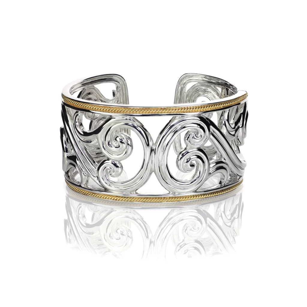 Einfacher Packshot eines Armreifen