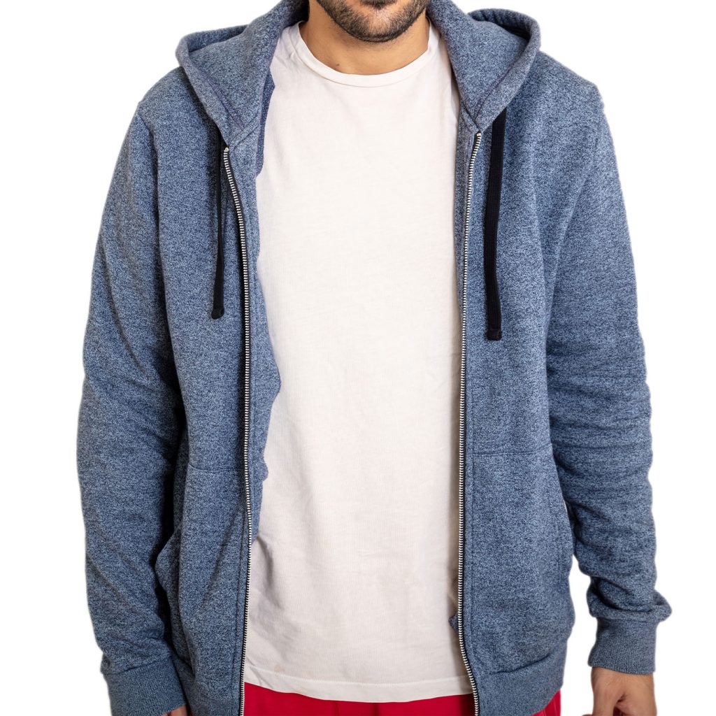 Produktfoto eines Shirts mit einer Jacke am Oberkörper des Models