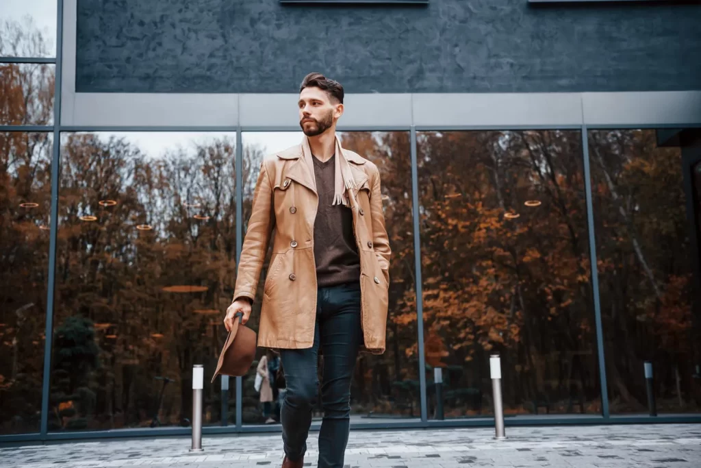 Männliches Model präsentiert Mode in einem Produktfoto