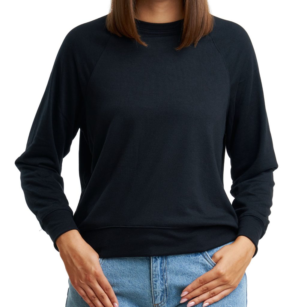 Produktfoto eines dunklen Pullovers am Oberkörper des Models