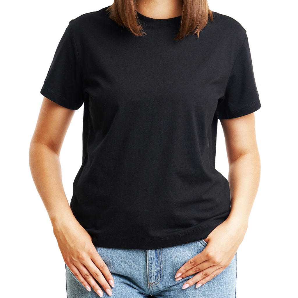 Produktfoto eines schwarzen T Shirts am Model