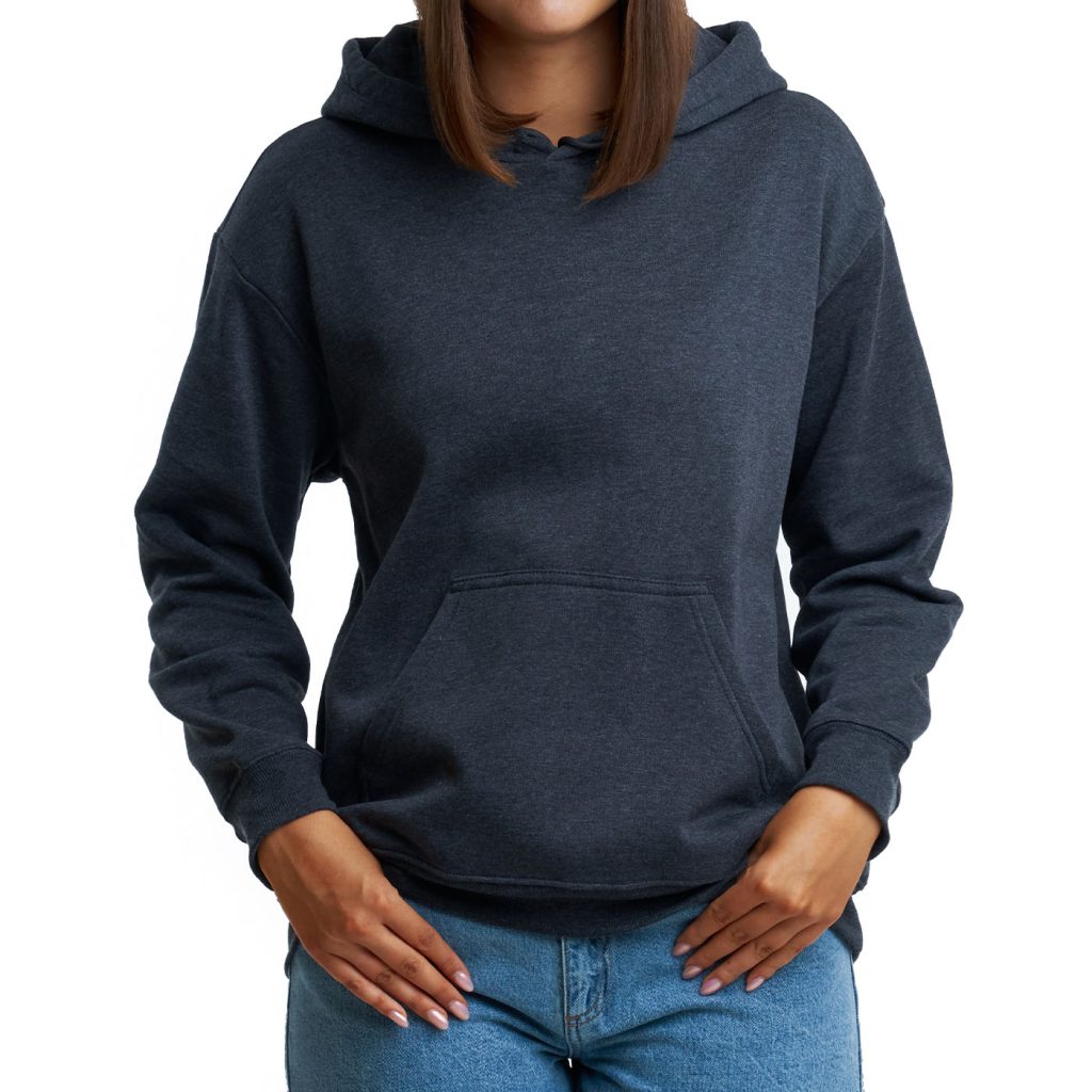 Produktfoto eines dunklen Kapuzenpullovers am Oberkörper des Models