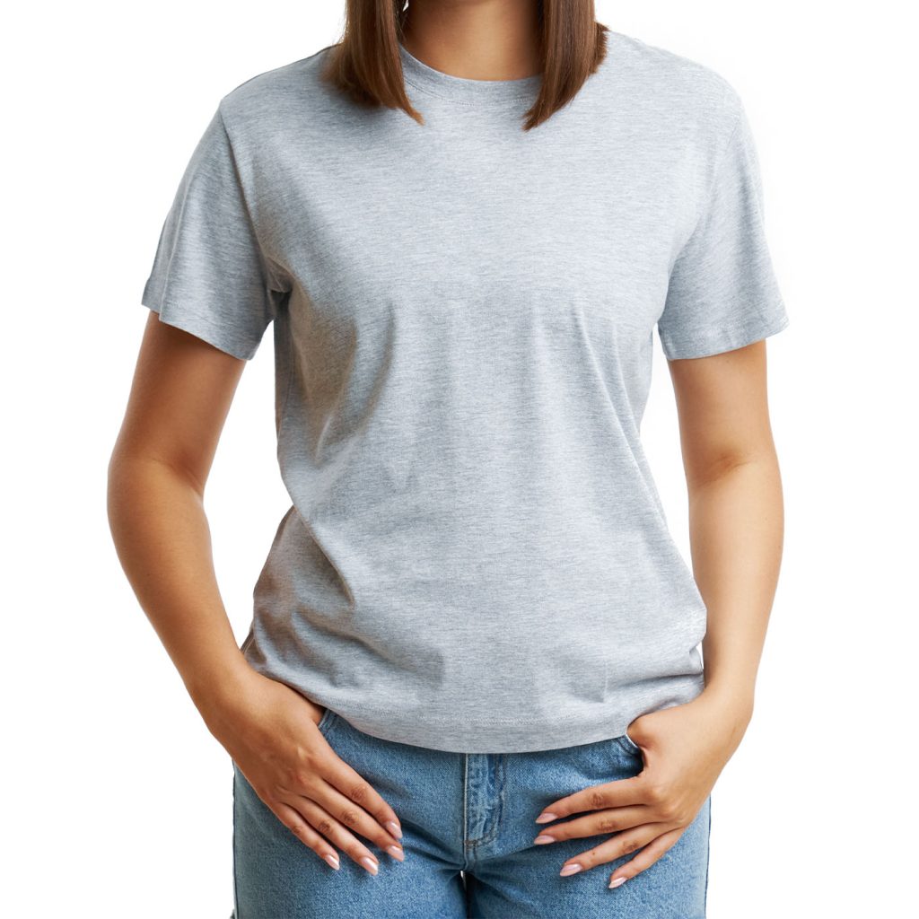 Produktfoto eines hellen Shirts am Oberkörper des Models